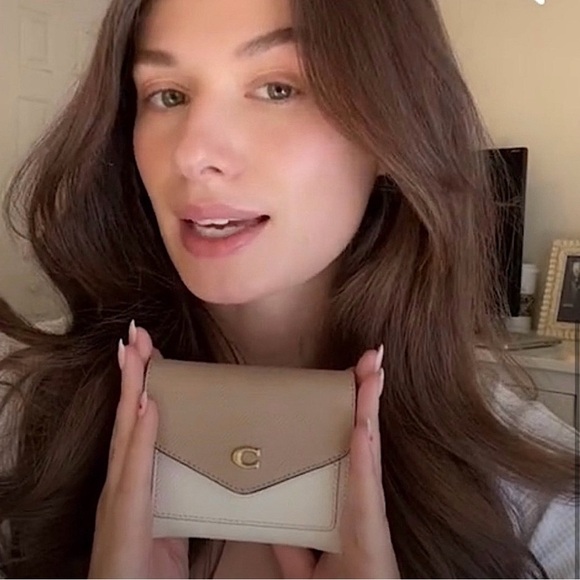 COACH Brand New “Wyn” Tri-Fold Envelope Leather Wallet, Brass/Chalk Taupe - Picture 6 of 7